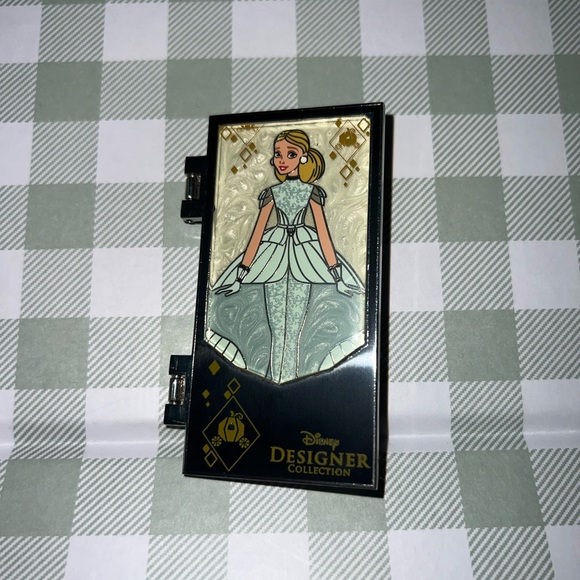 Disney Designer Collection Limited Edition Cinderella Pin - Picture 1 of 6